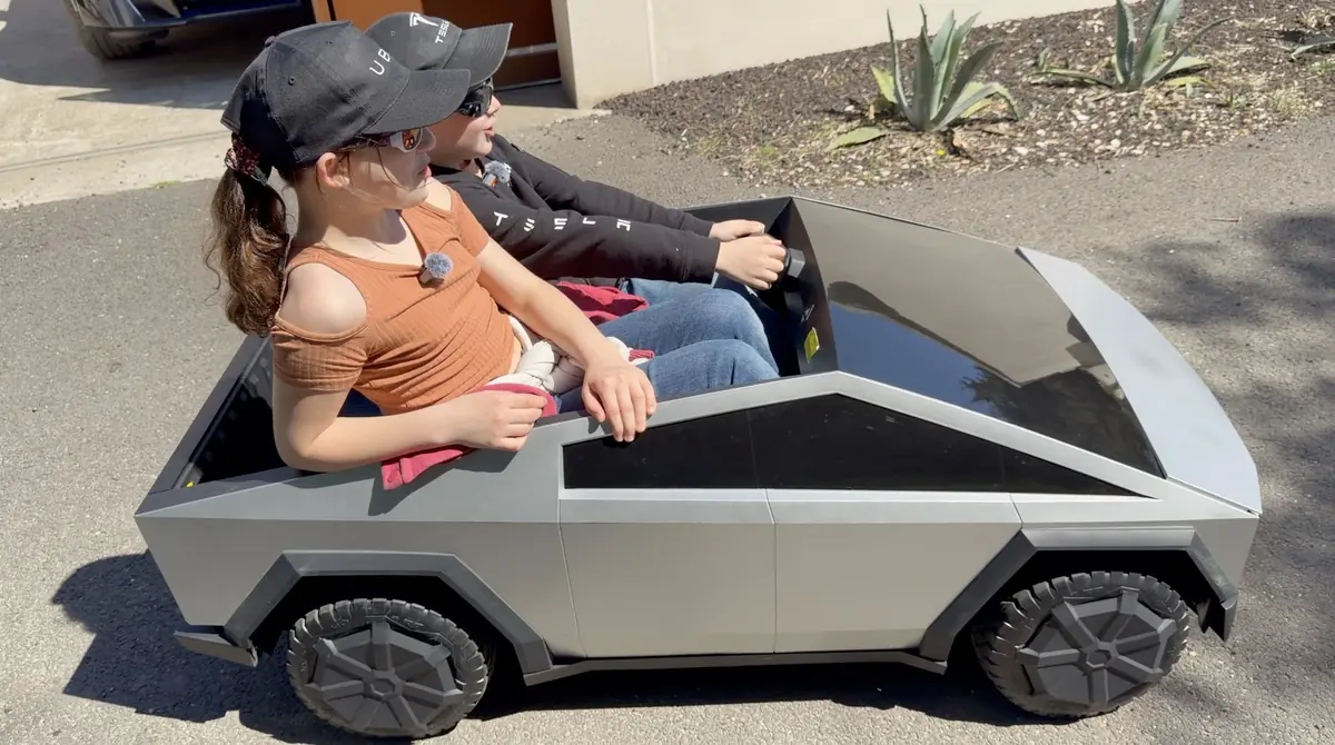 Test du Tesla Cybertruck pour enfants... par des enfants (vid&eacute;o)