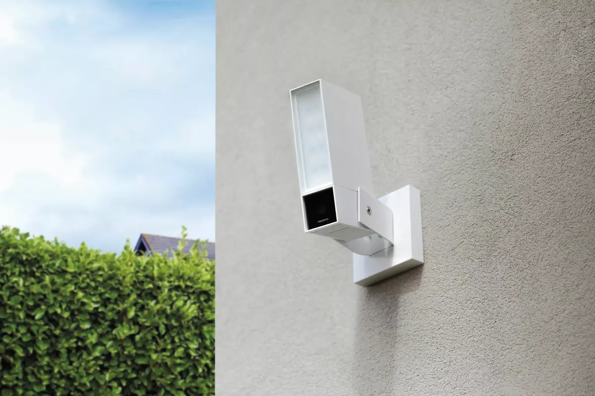 Netatmo lance une version blanche de sa Caméra Extérieure Intelligente (Sirène, éclairage, sans abo)