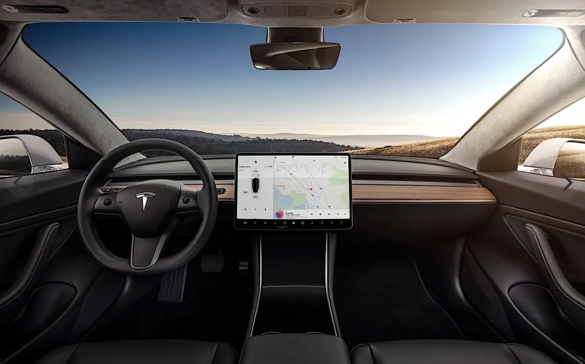 Premières livraisons pour la Tesla Model 3 : pas de HUD, une grosse tablette et de l'attente