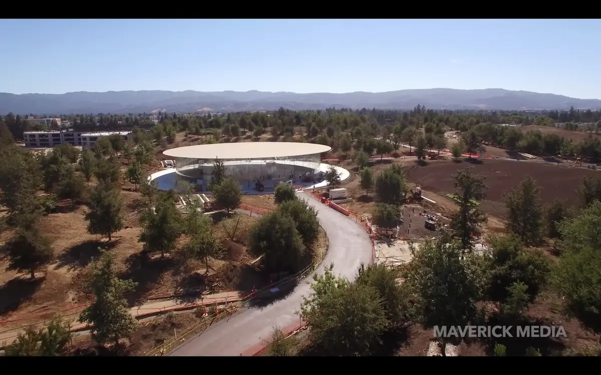 Un nouveau survol de l'Apple Park (suivez le drone)