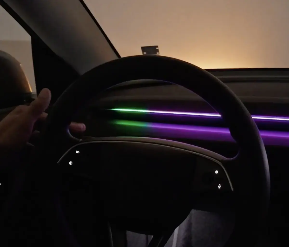 Tesla&nbsp;: les LED int&eacute;rieures deviennent enfin utiles gr&acirc;ce aux S3XY Buttons (+ code promo)