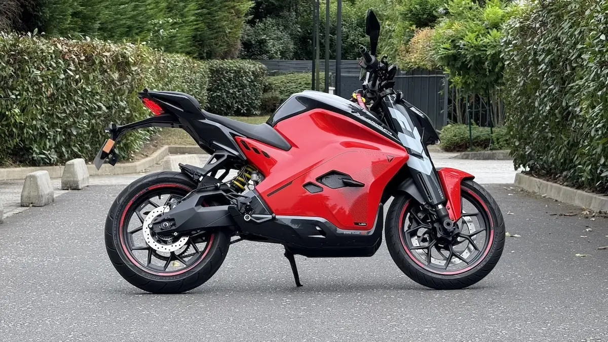 Essai Ultraviolette F77 Mach 2, une moto &eacute;lectrique convaincante mais pas sans d&eacute;fauts