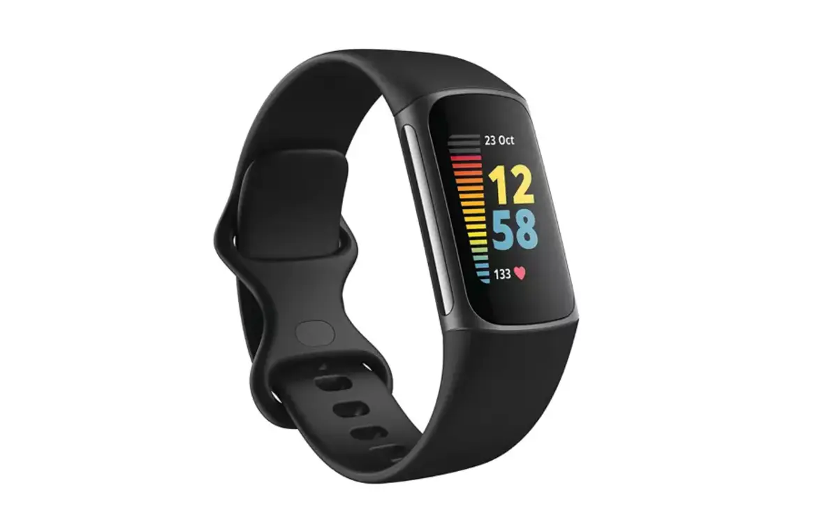 Fitbit עובד על תיקון לניתוקים בלתי צפויים של Charge 5s