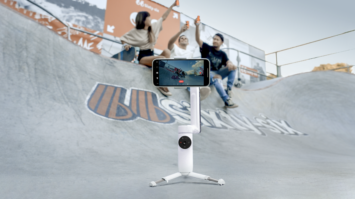 Insta360 Flow : un gimbal avec suivi, trépied et perche intégrés