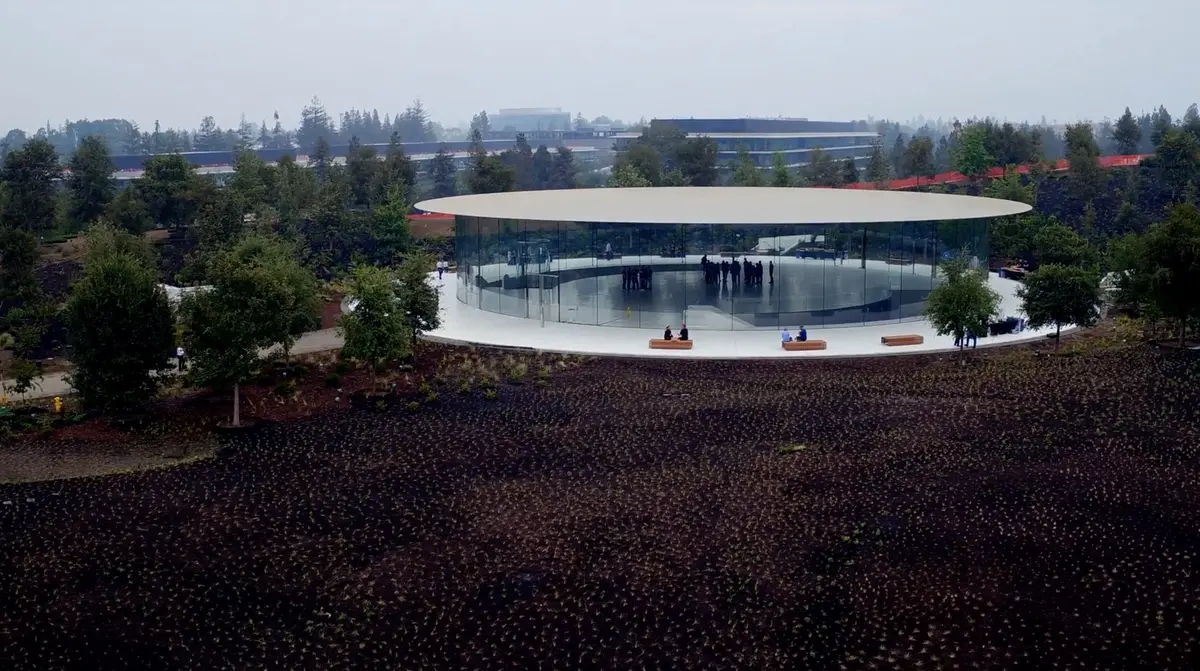 Steve Jobs Theater : 2 ascenseurs rotatifs et un mur coulissant pour l'espace démonstration