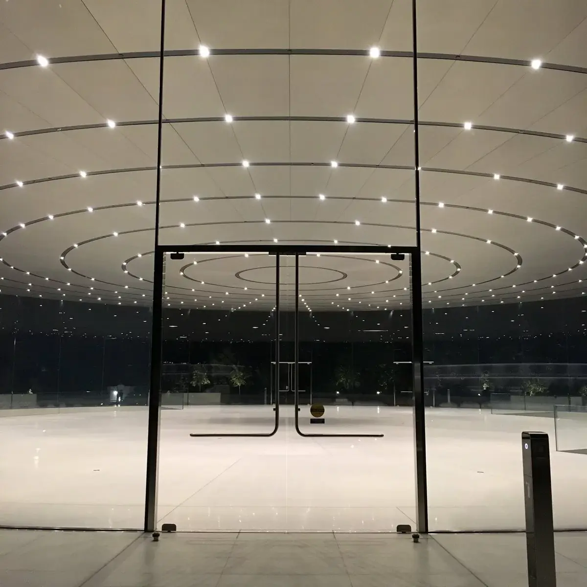 Apple Park : les journalistes arrivent devant le Steve Jobs Theater (photos)