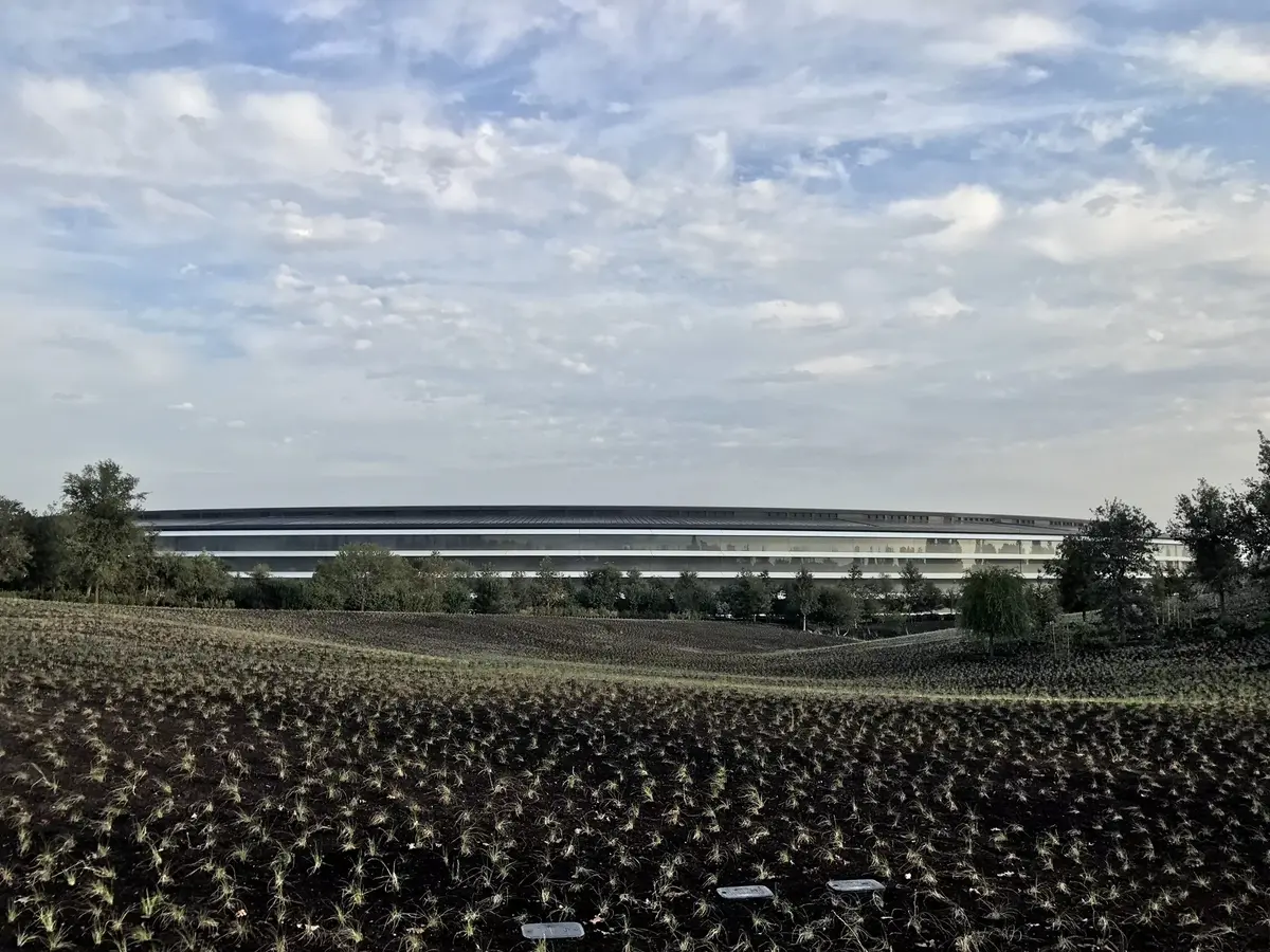 En direct de la keynote : Woz est là, une belle vue d'Apple Park, et  des badges !