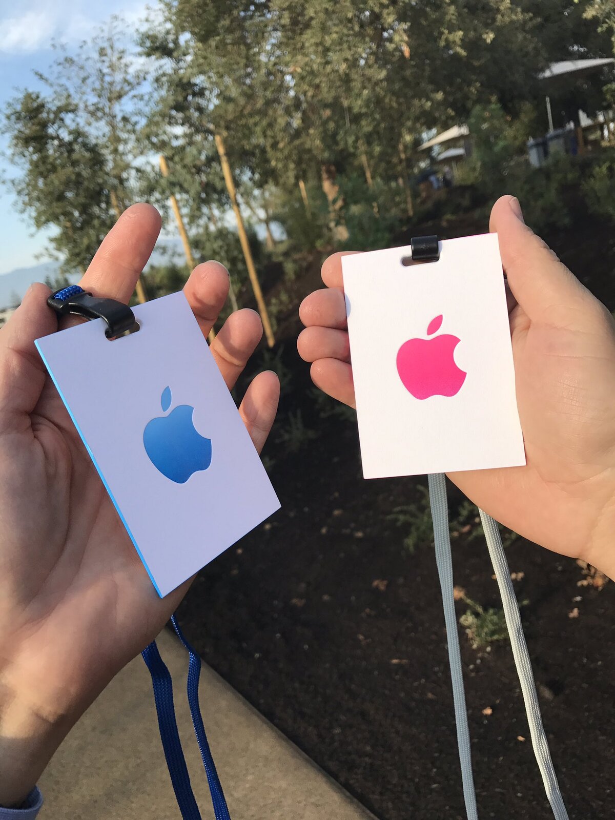 En direct de la keynote : Woz est là, une belle vue d'Apple Park, et  des badges !