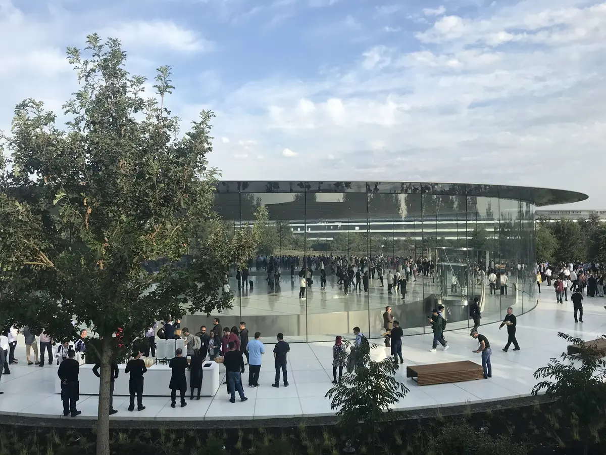 En direct de la keynote : Woz est là, une belle vue d'Apple Park, et  des badges !