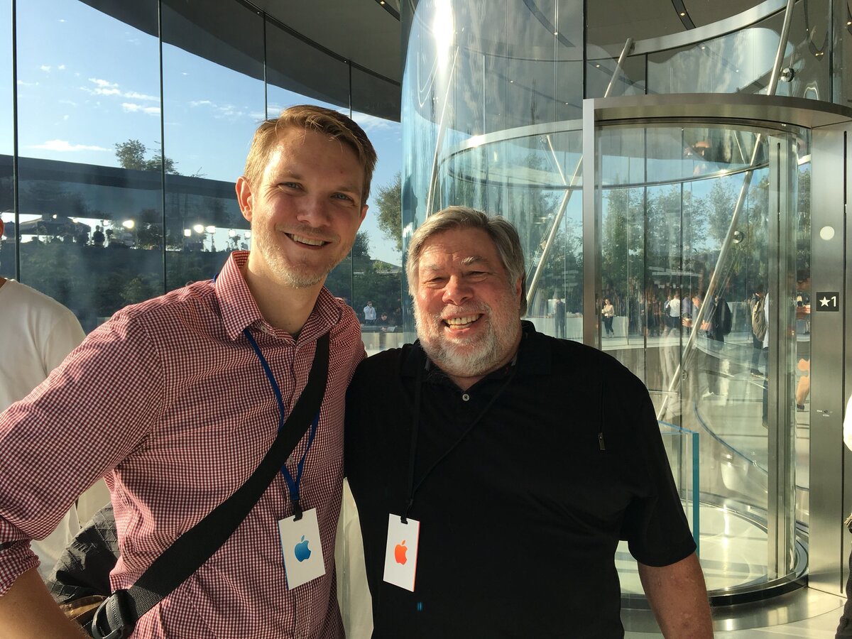 En direct de la keynote : Woz est là, une belle vue d'Apple Park, et des badges !