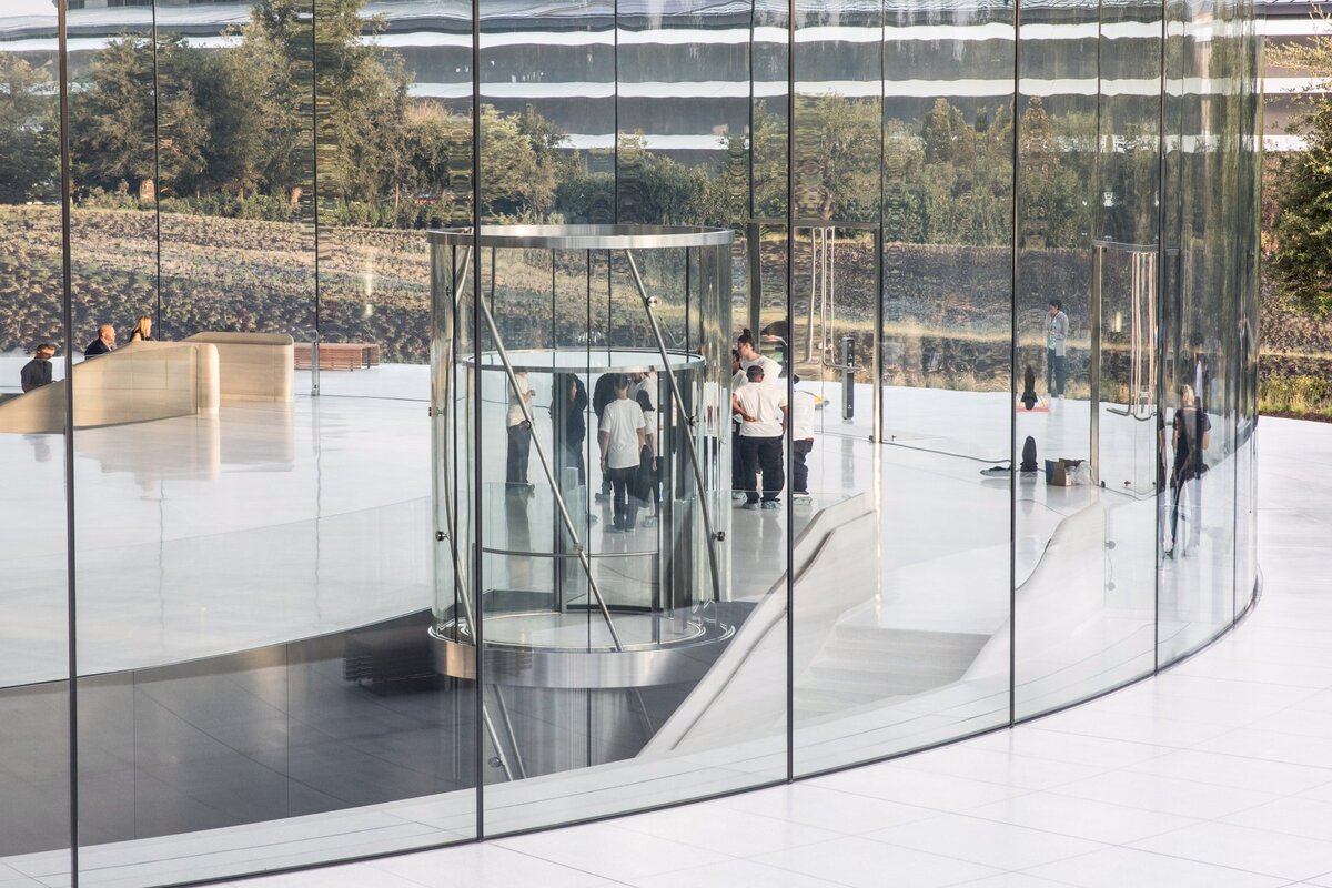 En direct de la keynote : Woz est là, une belle vue d'Apple Park, et des badges !