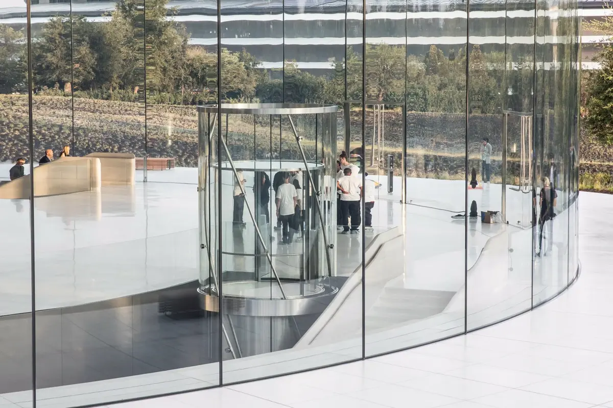 En direct de la keynote : Woz est là, une belle vue d'Apple Park, et  des badges !