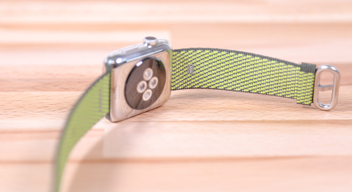 Apple Watch : aperçu des nouveaux bracelets en nylon (à carreaux) et sport (Ultraviolet)