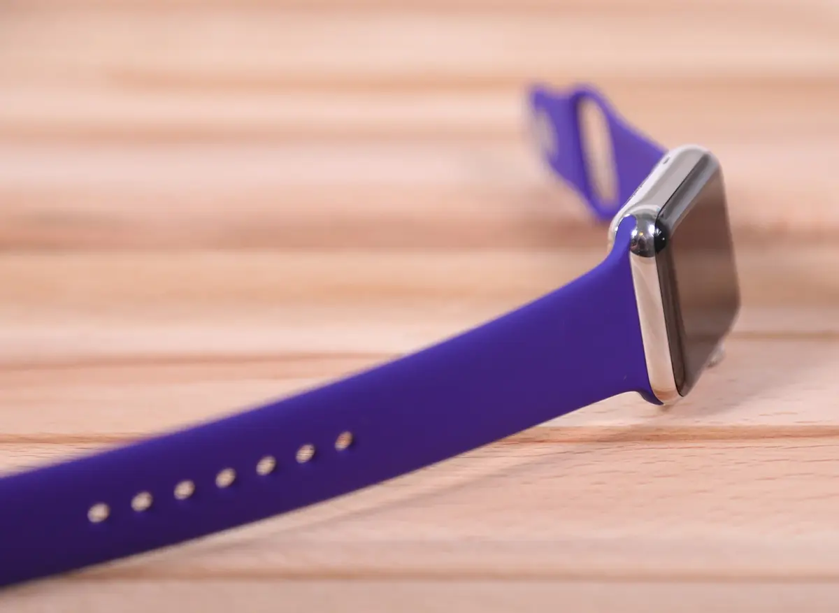 Apple Watch : aperçu des nouveaux bracelets en nylon (à carreaux) et sport (Ultraviolet)