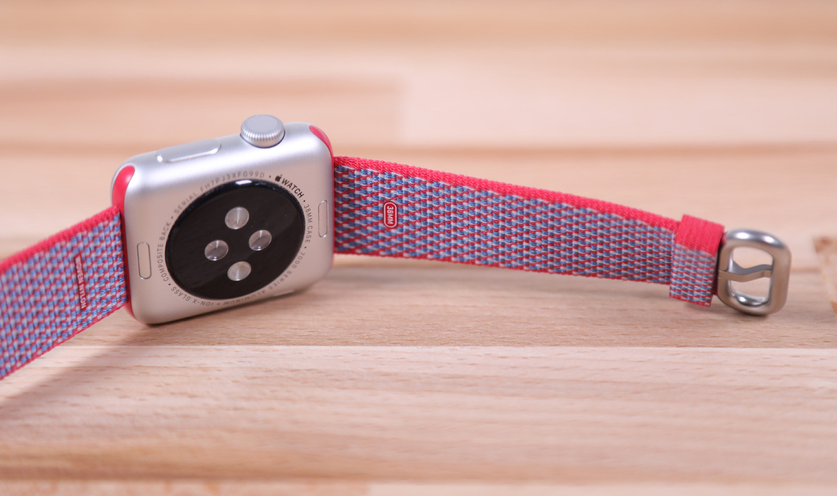 Apple Watch : aperçu des nouveaux bracelets en nylon (à carreaux) et sport (Ultraviolet)