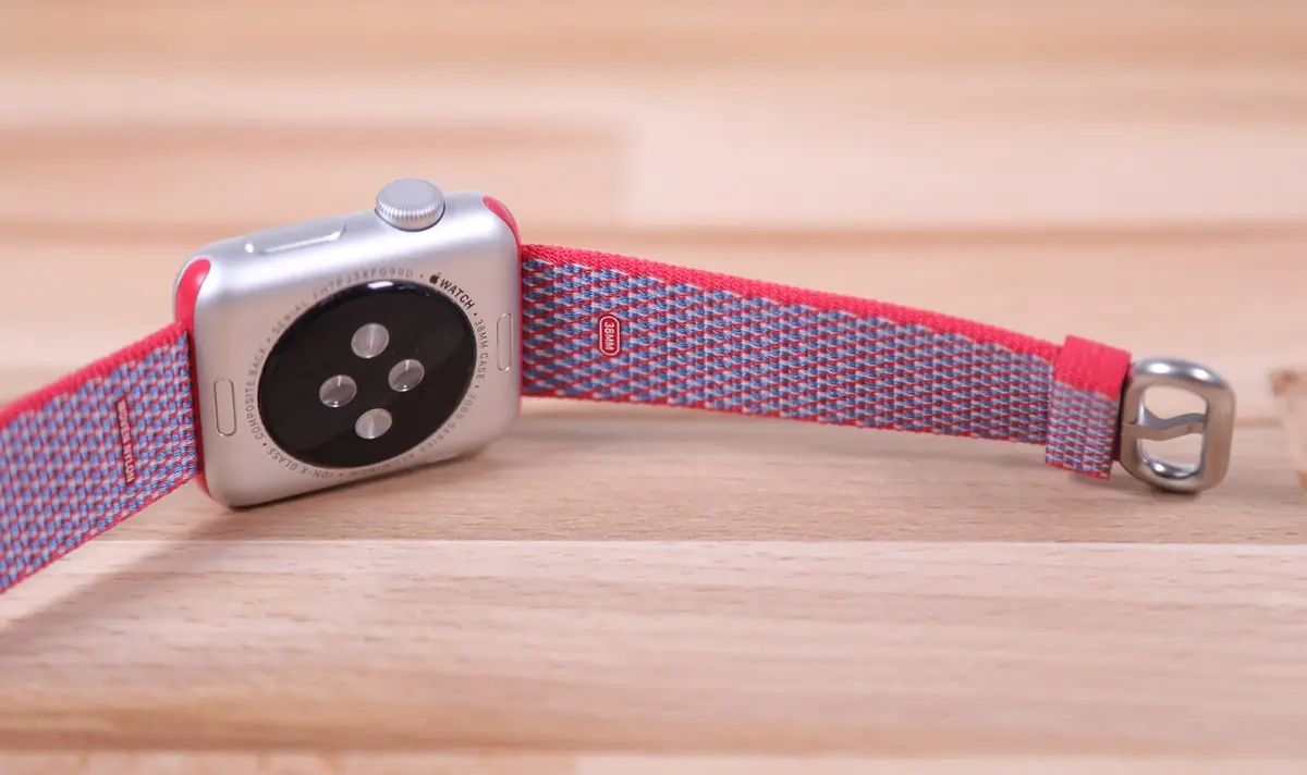 Apple Watch : aperçu des nouveaux bracelets en nylon (à carreaux) et sport (Ultraviolet)