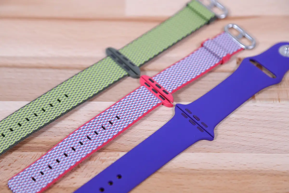 Apple Watch : aperçu des nouveaux bracelets en nylon (à carreaux) et sport (Ultraviolet)