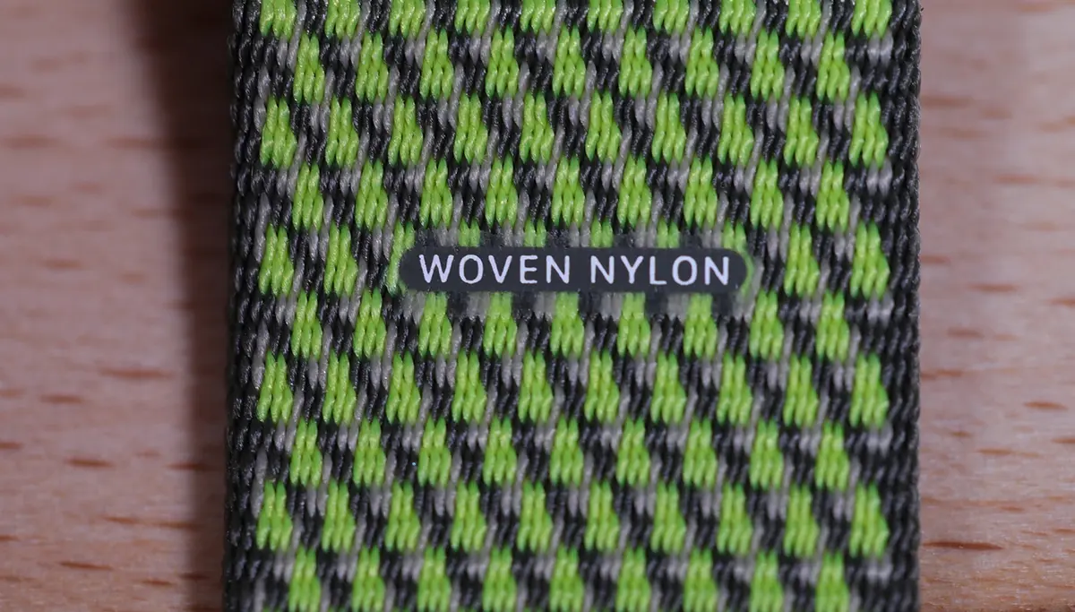 Apple Watch : aperçu des nouveaux bracelets en nylon (à carreaux) et sport (Ultraviolet)