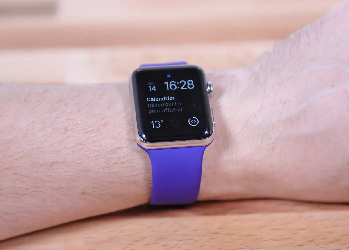 Apple Watch : aperçu des nouveaux bracelets en nylon (à carreaux) et sport (Ultraviolet)