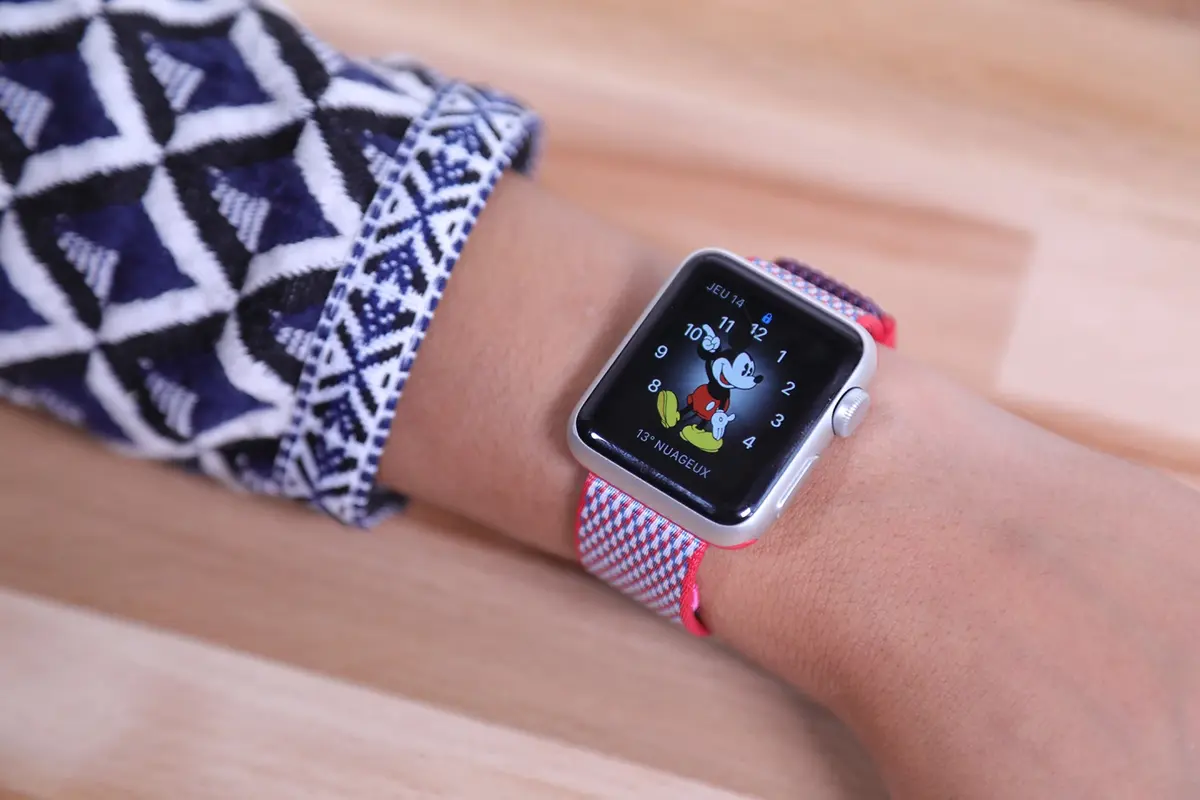 Apple Watch : aperçu des nouveaux bracelets en nylon (à carreaux) et sport (Ultraviolet)