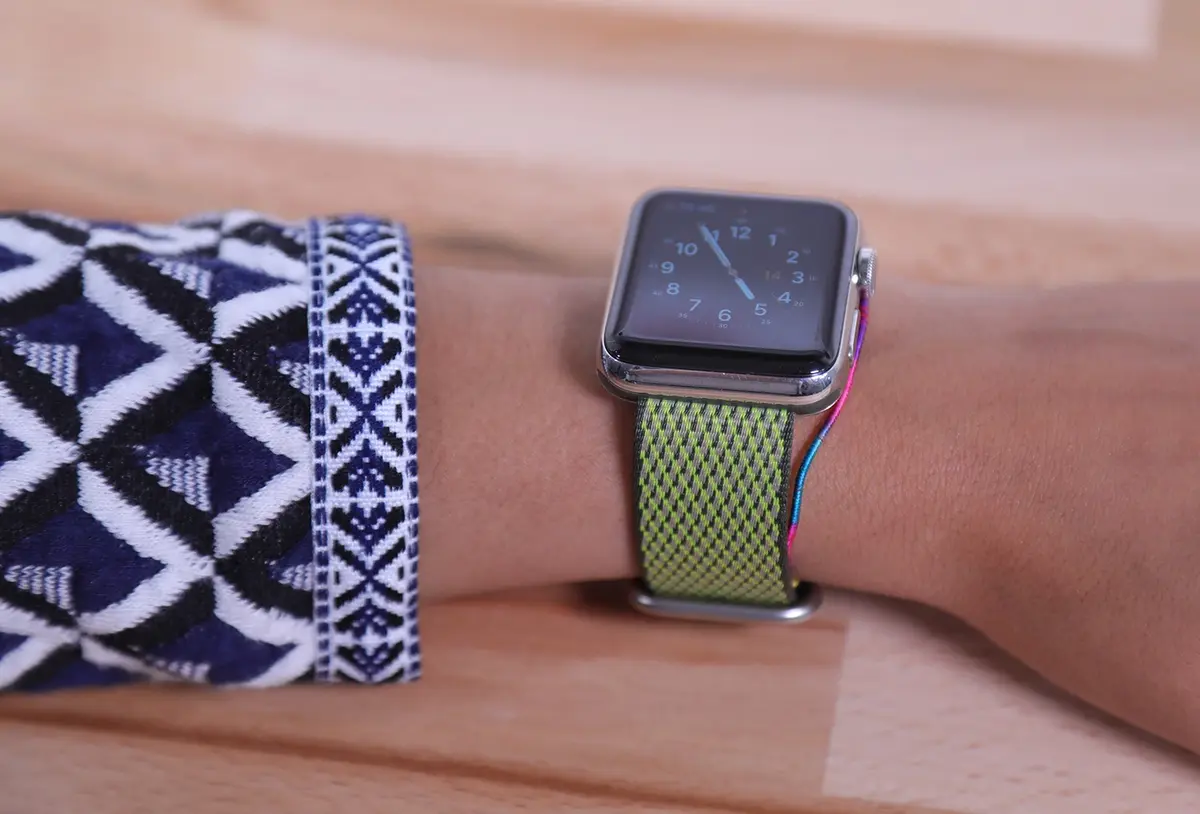 Apple Watch : aperçu des nouveaux bracelets en nylon (à carreaux) et sport (Ultraviolet)