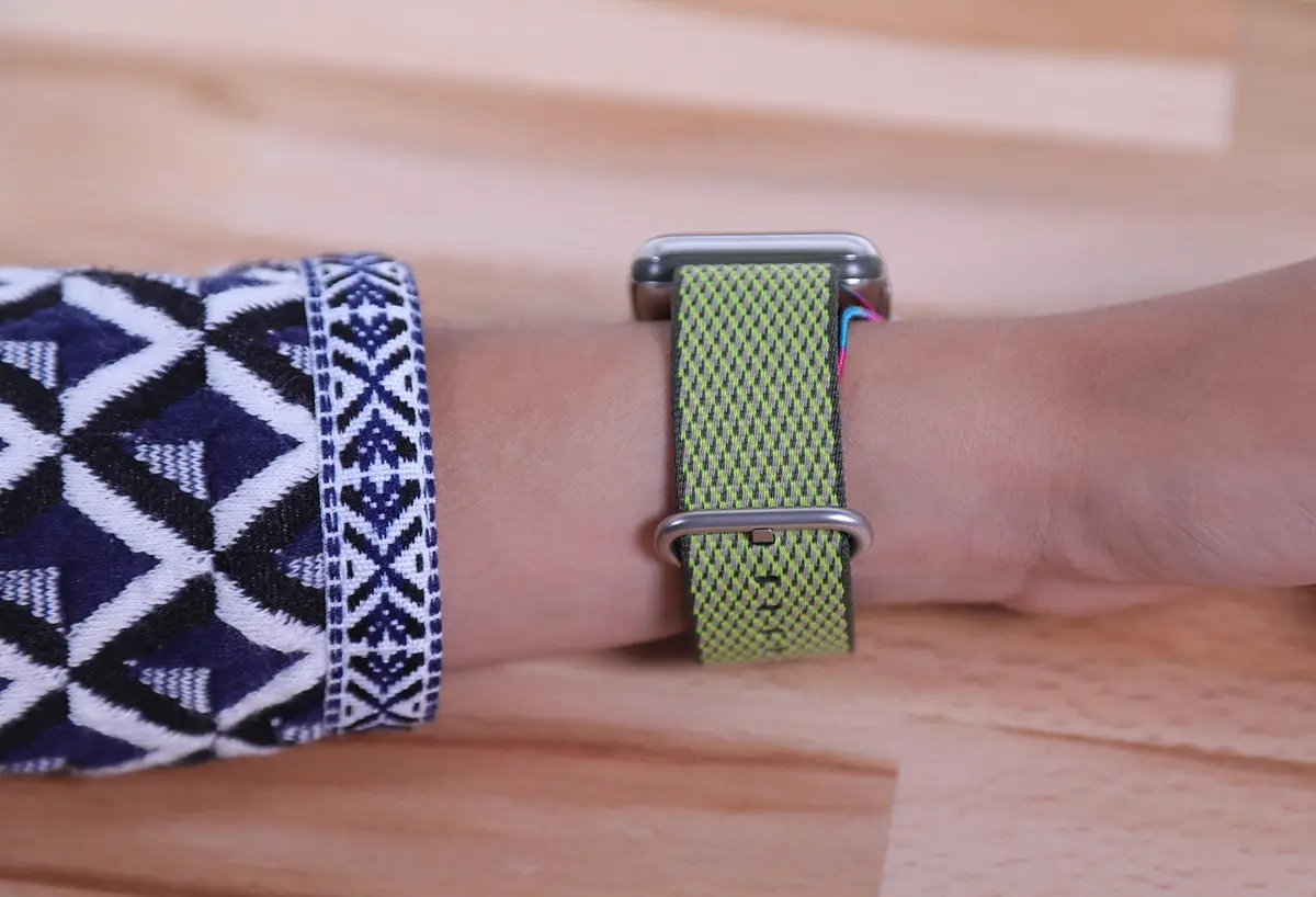 Apple Watch : aperçu des nouveaux bracelets en nylon (à carreaux) et sport (Ultraviolet)