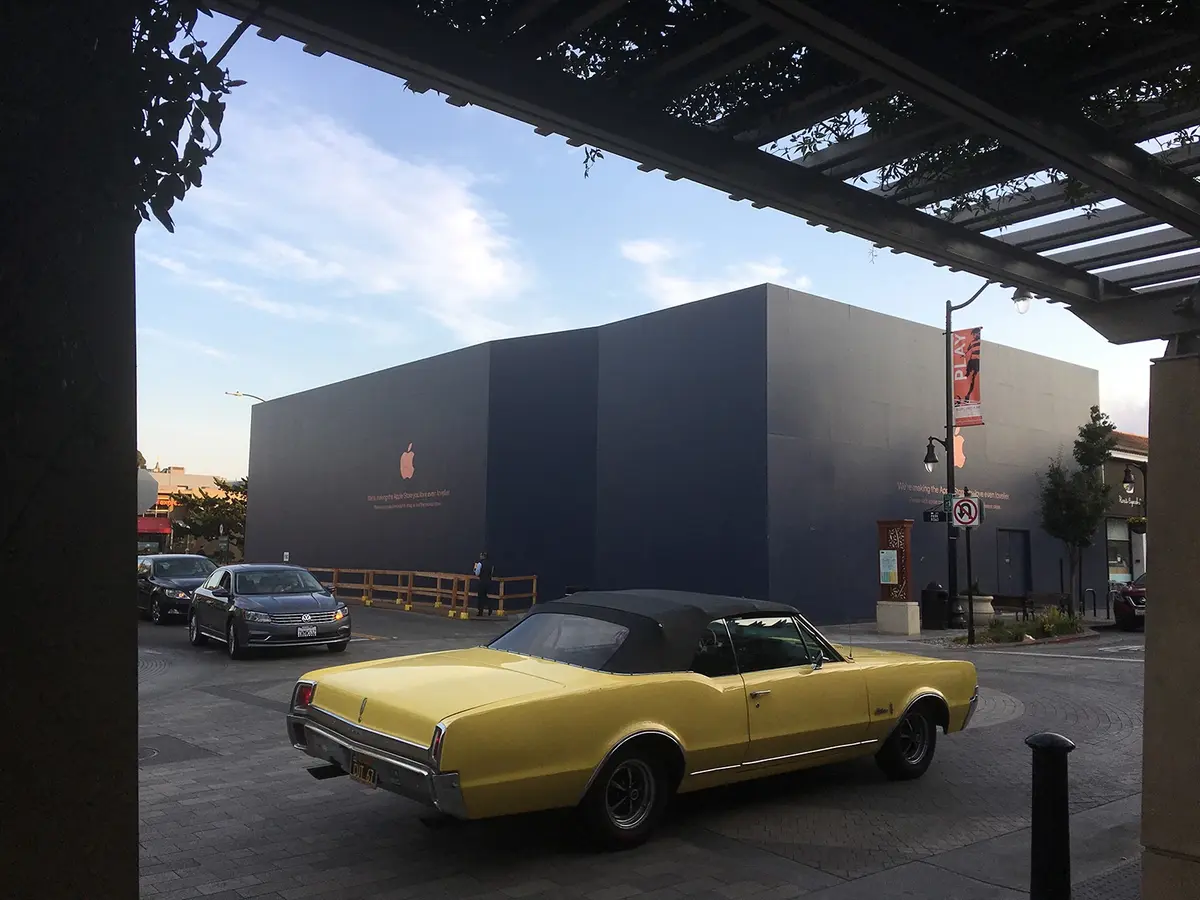 L'image du jour : une coque en bois aux reflets cuivrés pour l'Apple Store de Burlingame