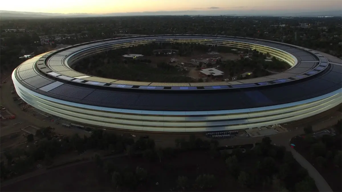 Survol de l'Apple Park au coucher du soleil (suivez le drone)