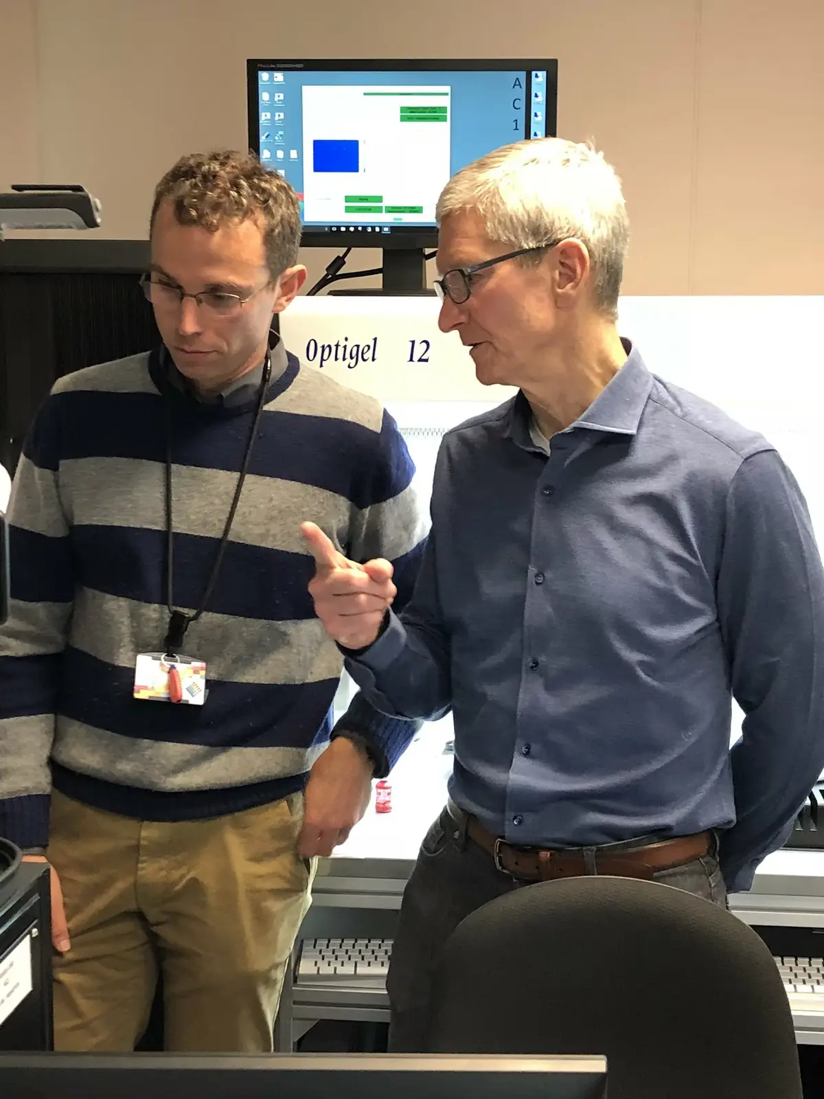 Tim Cook est de passage ce matin dans le Calvados, et visite l'entreprise Eldim