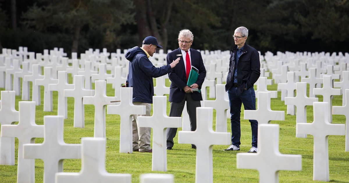 Tim Cook se recueille au cimetière américain de Colleville-sur-Mer