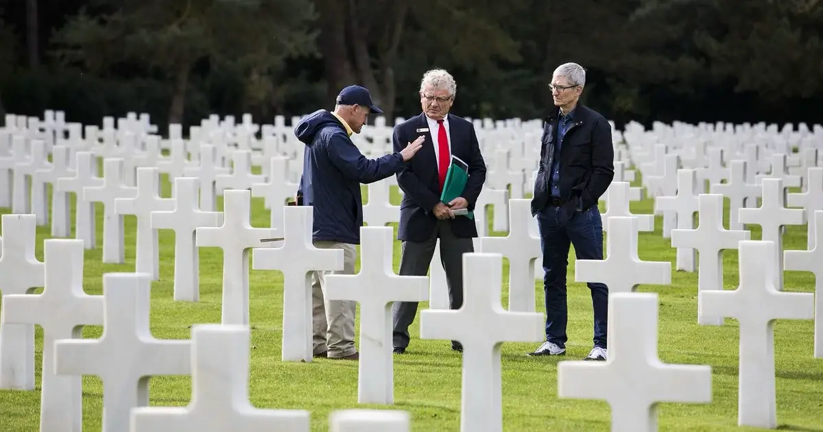 Tim Cook se recueille au cimetière américain de Colleville-sur-Mer