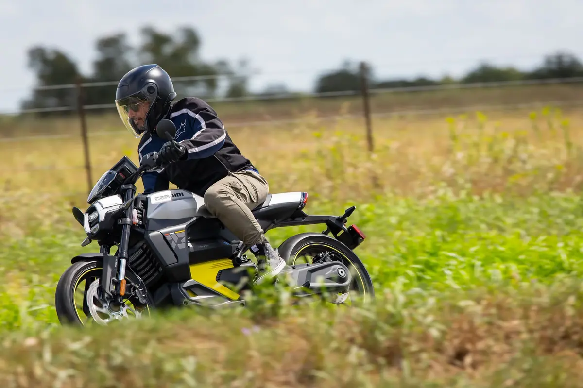 Essai de la Can-Am Pulse, la premi&egrave;re moto &eacute;lectrique &eacute;quip&eacute;e de CarPlay