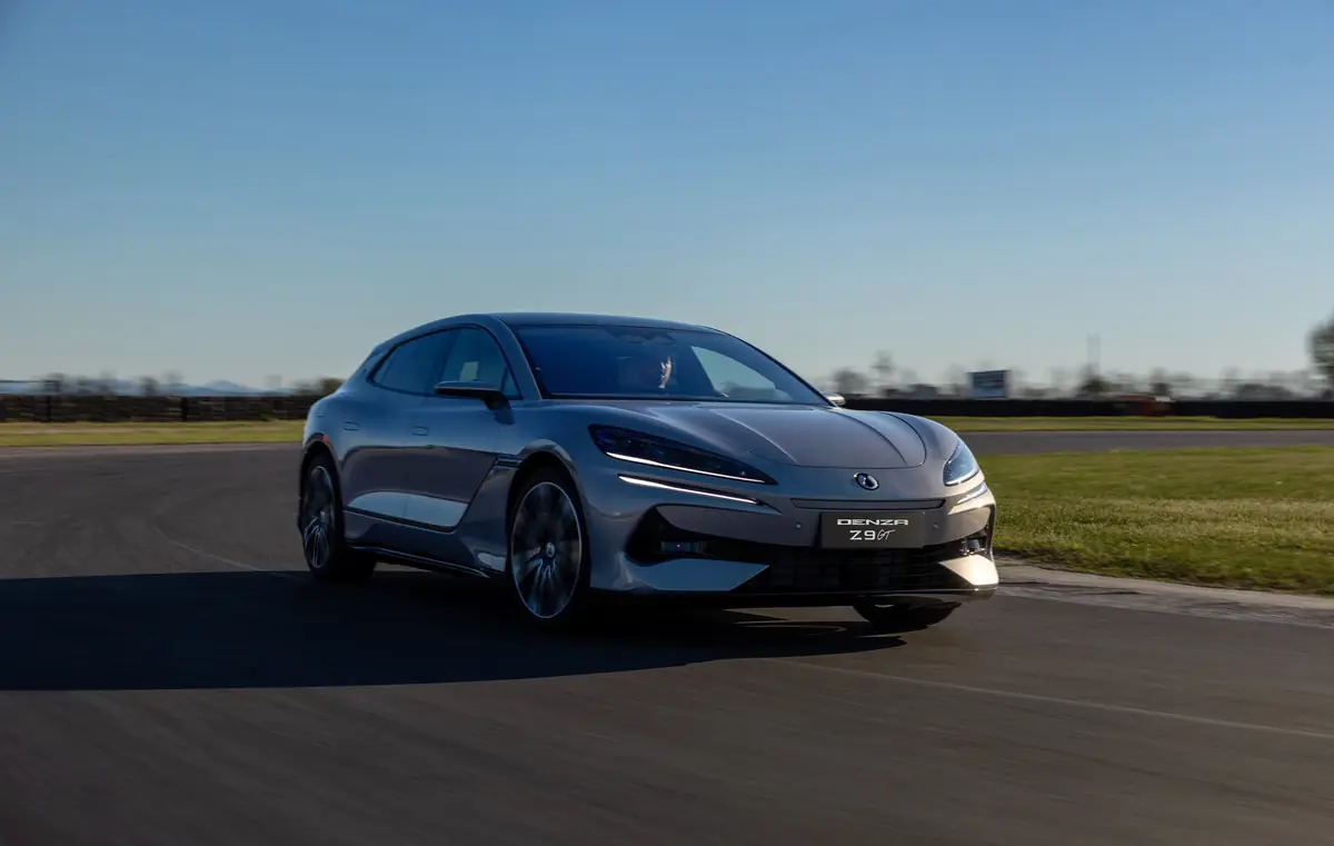 Op&eacute;ra Garnier, Jet Set, Danseuses et Denza Z9GT, une voiture chinoise &agrave; 120 000&euro; tr&egrave;s sophistiqu&eacute;e