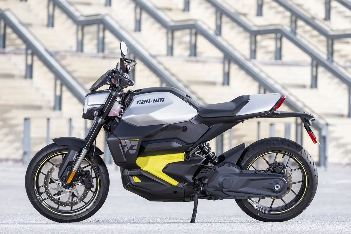 Essai de la Can-Am Pulse, la premi&egrave;re moto &eacute;lectrique &eacute;quip&eacute;e de CarPlay