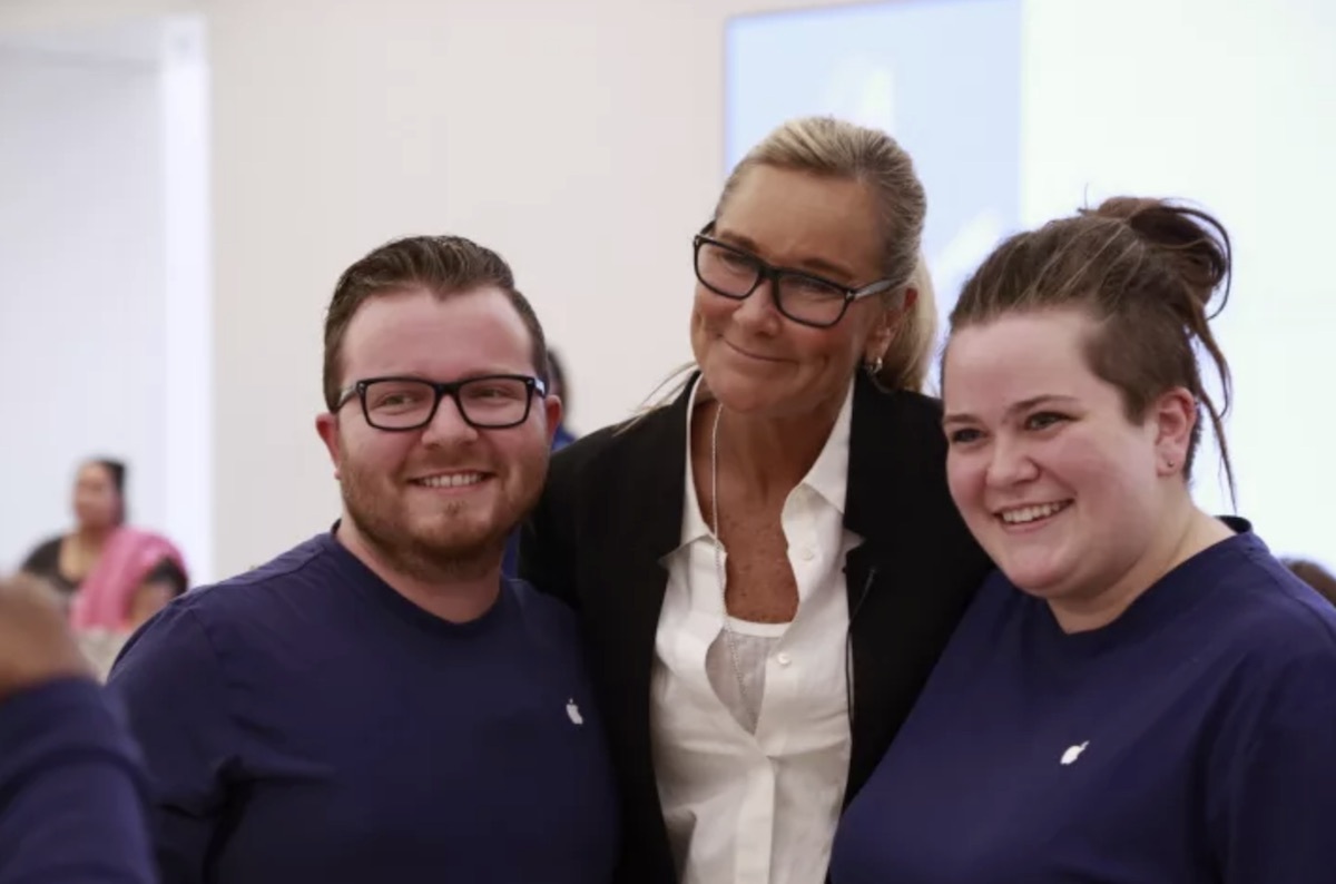 Jony Ive à Angela Ahrendts "Ne touche pas aux tables ! " (portrait de BuzzFeed)