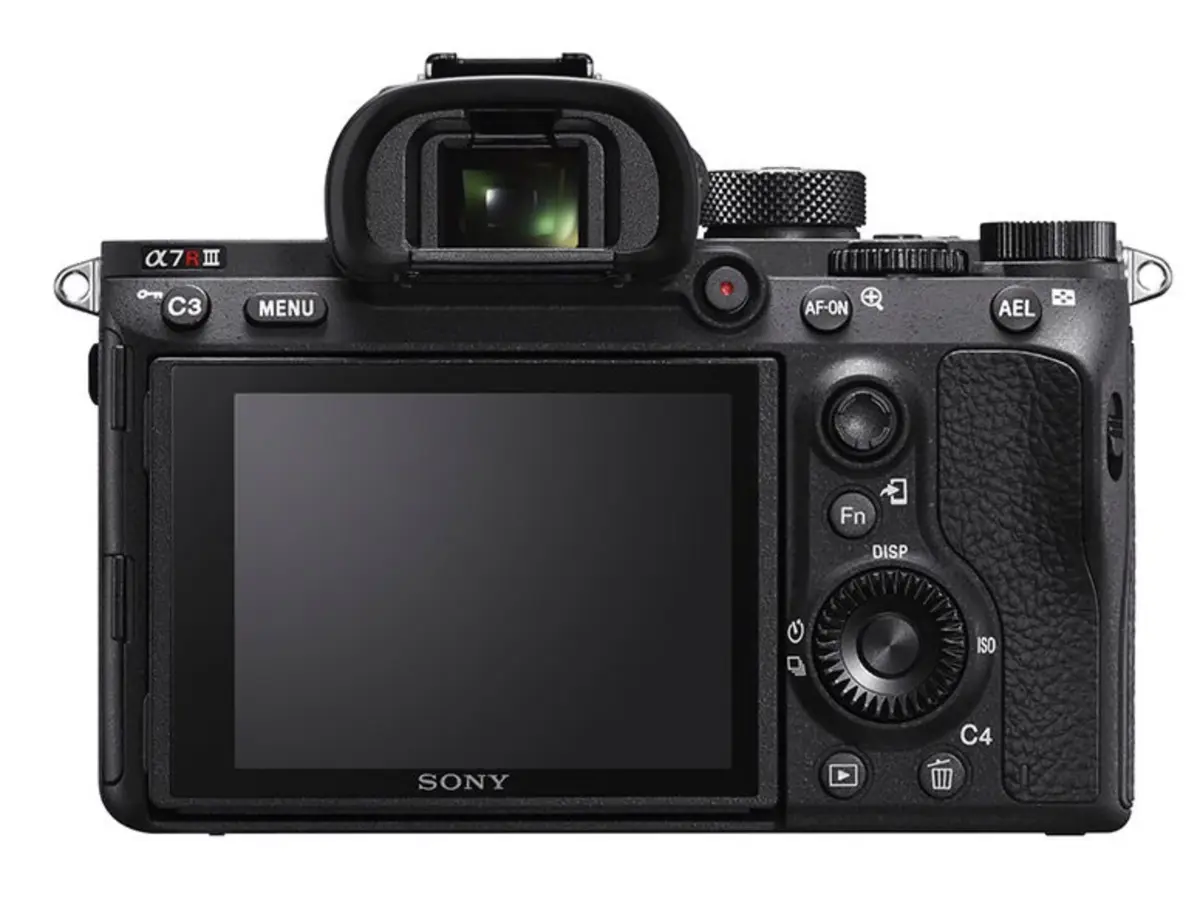 Photo : Sony présente son A7R III... mais que font Nikon et Canon ?!