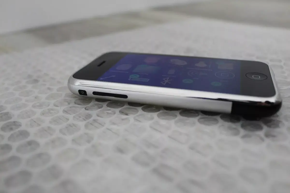 Un prototype d'iPhone Edge fait son apparition sur eBay