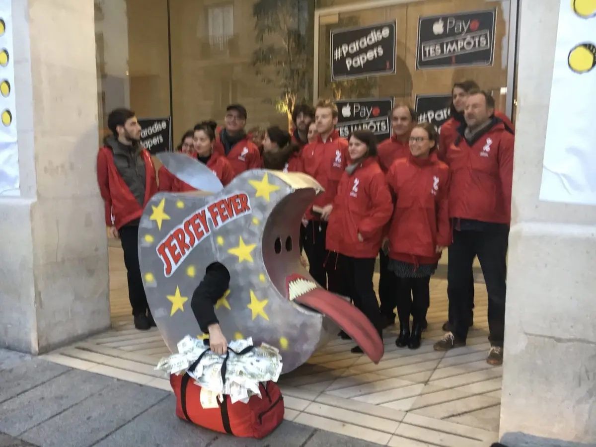 Après Genève, ATTAC s'attaque à l'Apple Store de St Germain (vidéo) #paradisepapers