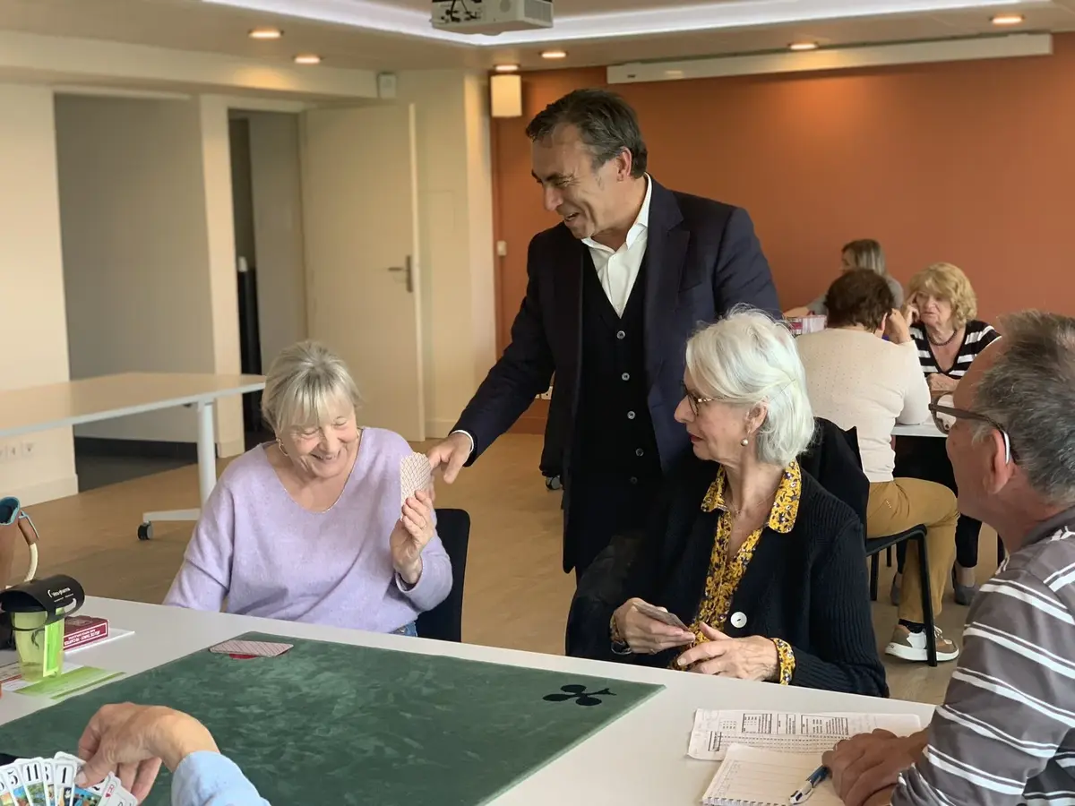 Yves Foulon, maire d'Arcachon, et des futures utilisatrices de ChatGPT