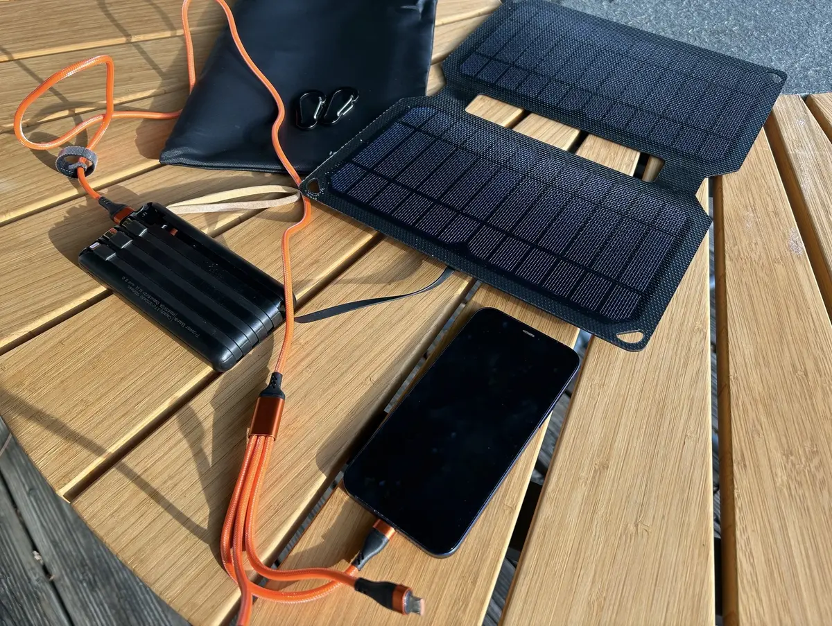 Test du Kit solaire Infinity Power avec batterie pour charger son iPhone en rando + code promo