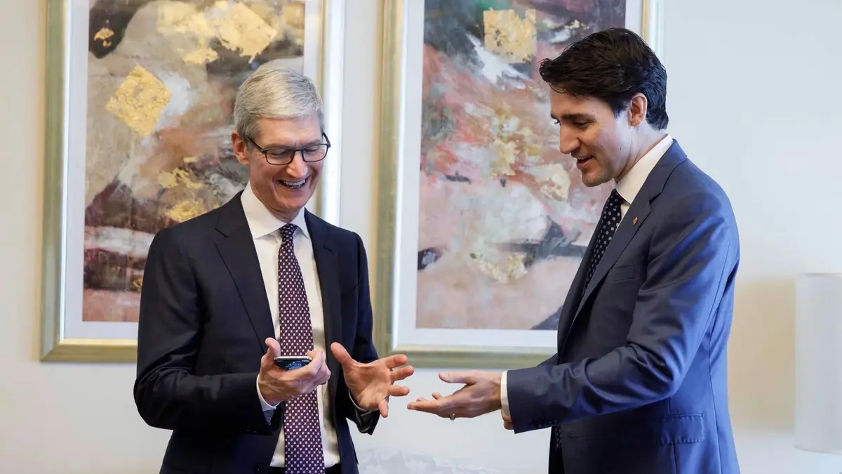 L'image du soir : Tim Cook et Justin Trudeau en extase devant un iPhone X en Chine