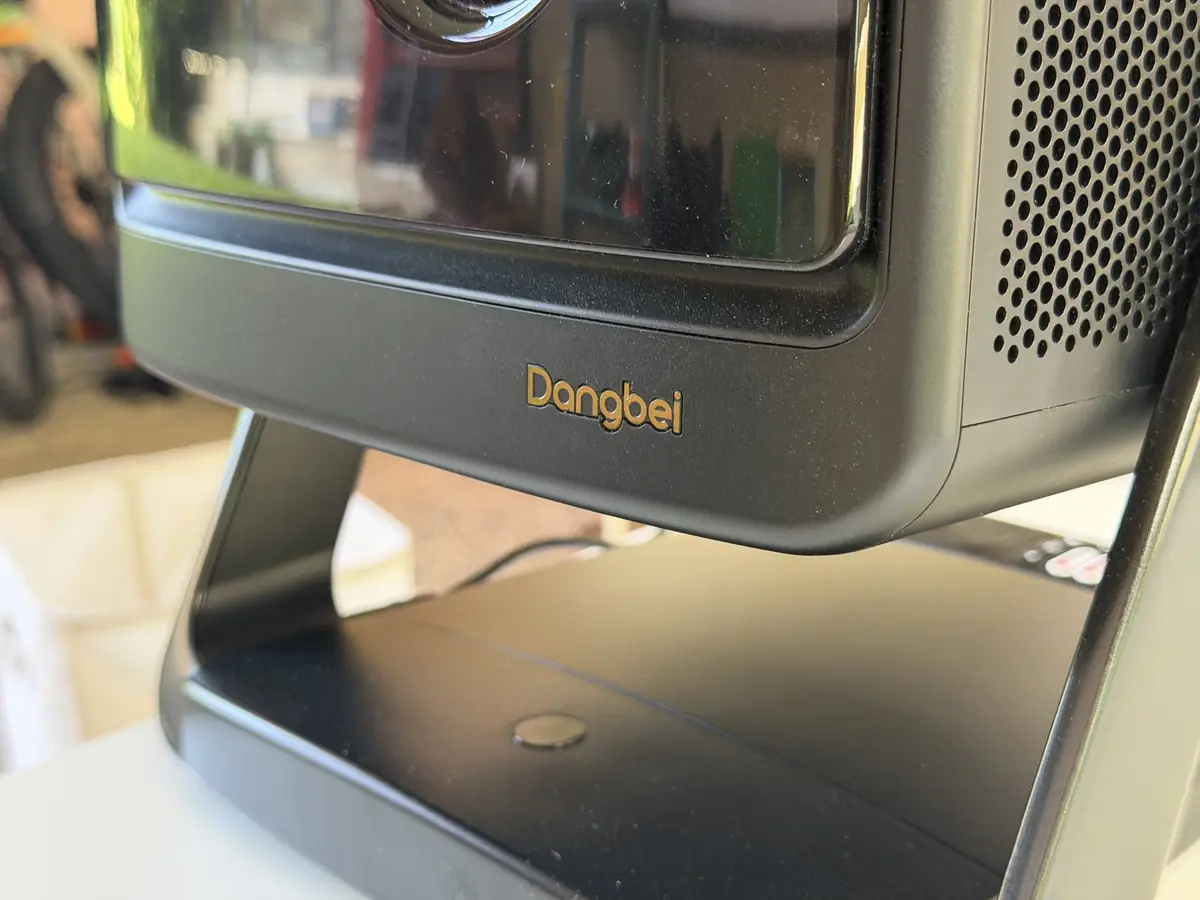 Test du Dangbei DBOX02 Pro&nbsp;: le vid&eacute;oprojecteur 4K qui veut remplacer votre t&eacute;l&eacute;