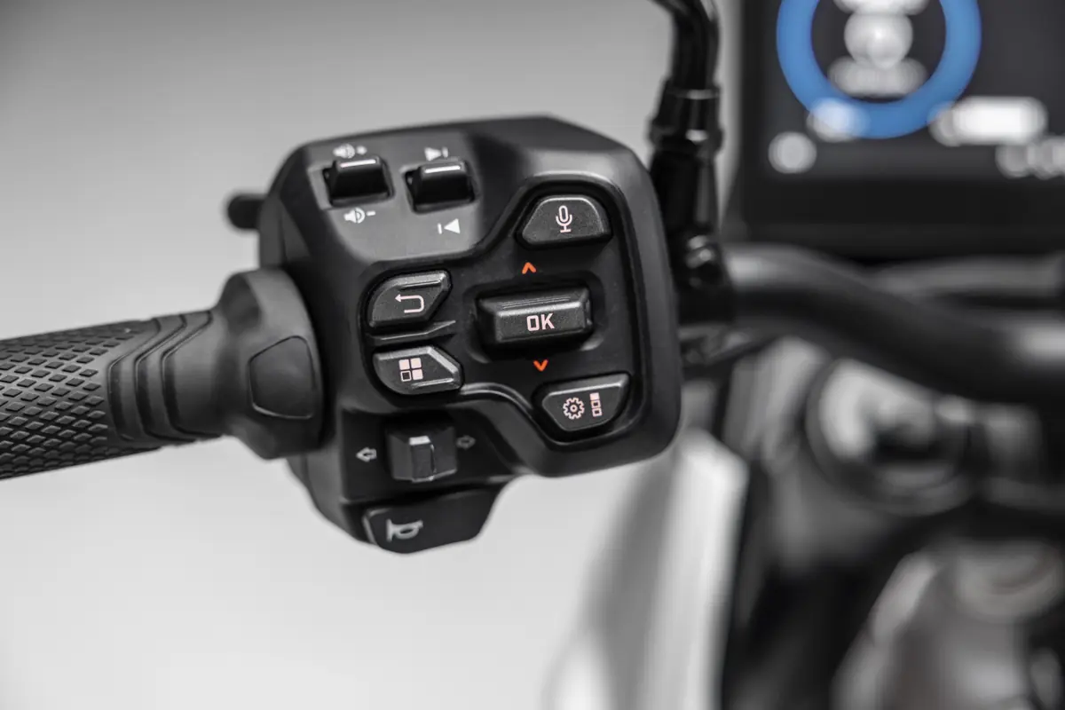 Essai de la Can-Am Pulse, la premi&egrave;re moto &eacute;lectrique &eacute;quip&eacute;e de CarPlay