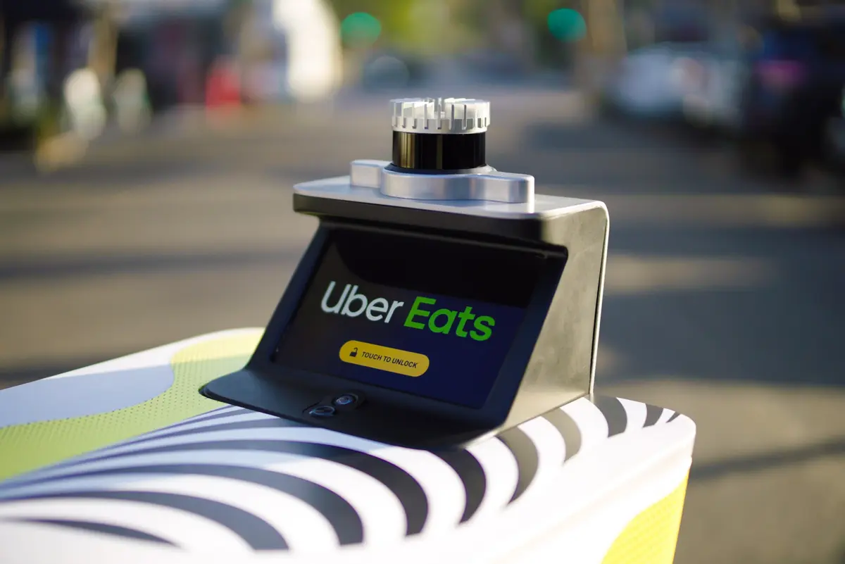 Uber Eats teste les livraisons par robots et voiture autonome ! 