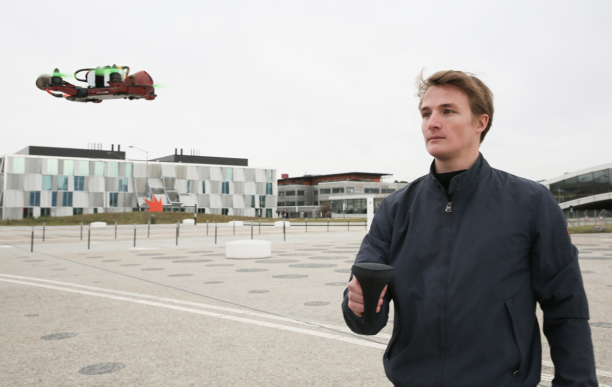 Une poignée dotée de retours haptiques pour faciliter le pilotage de drones