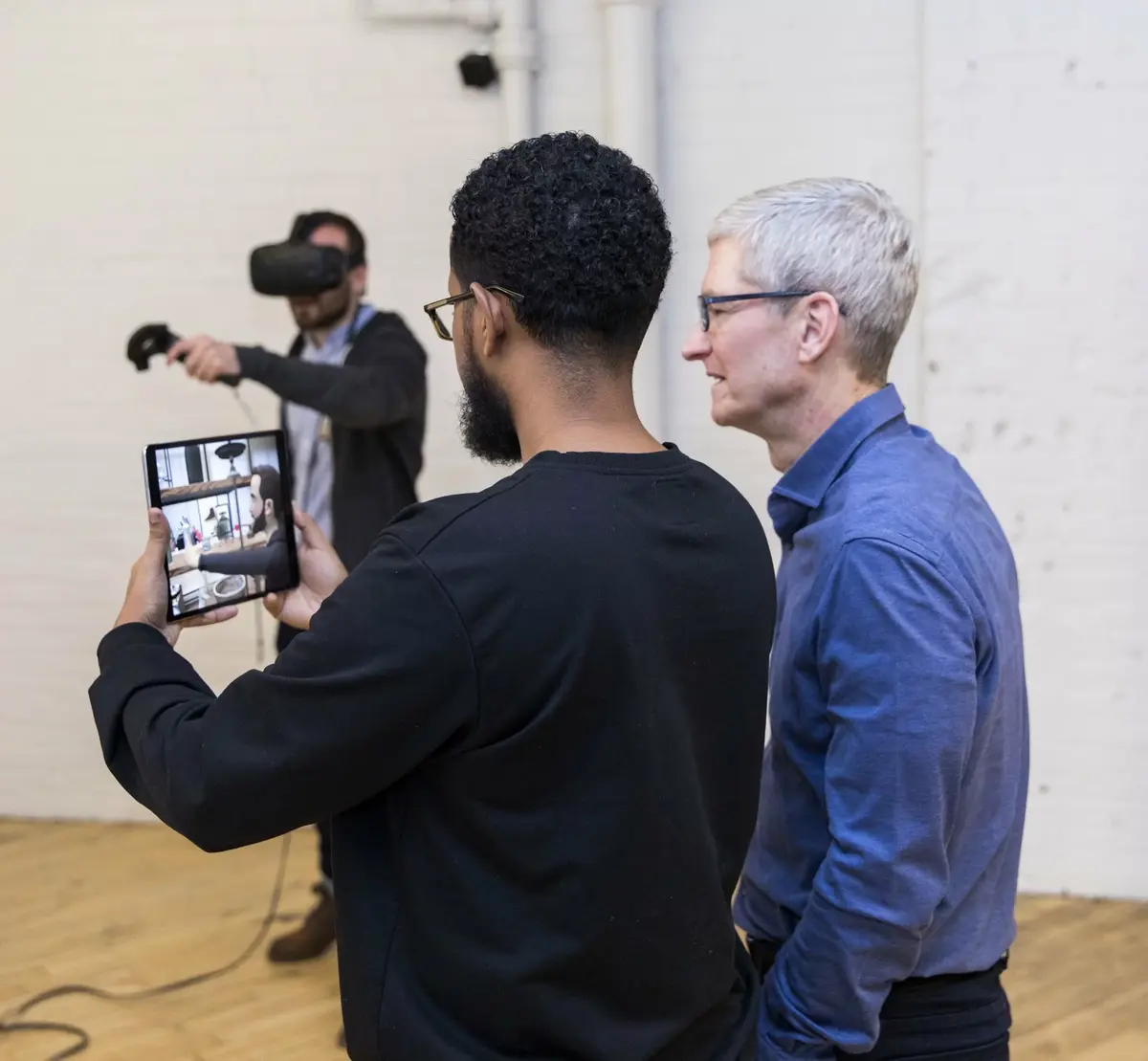 L'image du soir : Tim Cook débarque au Canada (chez Shopify) pour de l'AR et de la VR