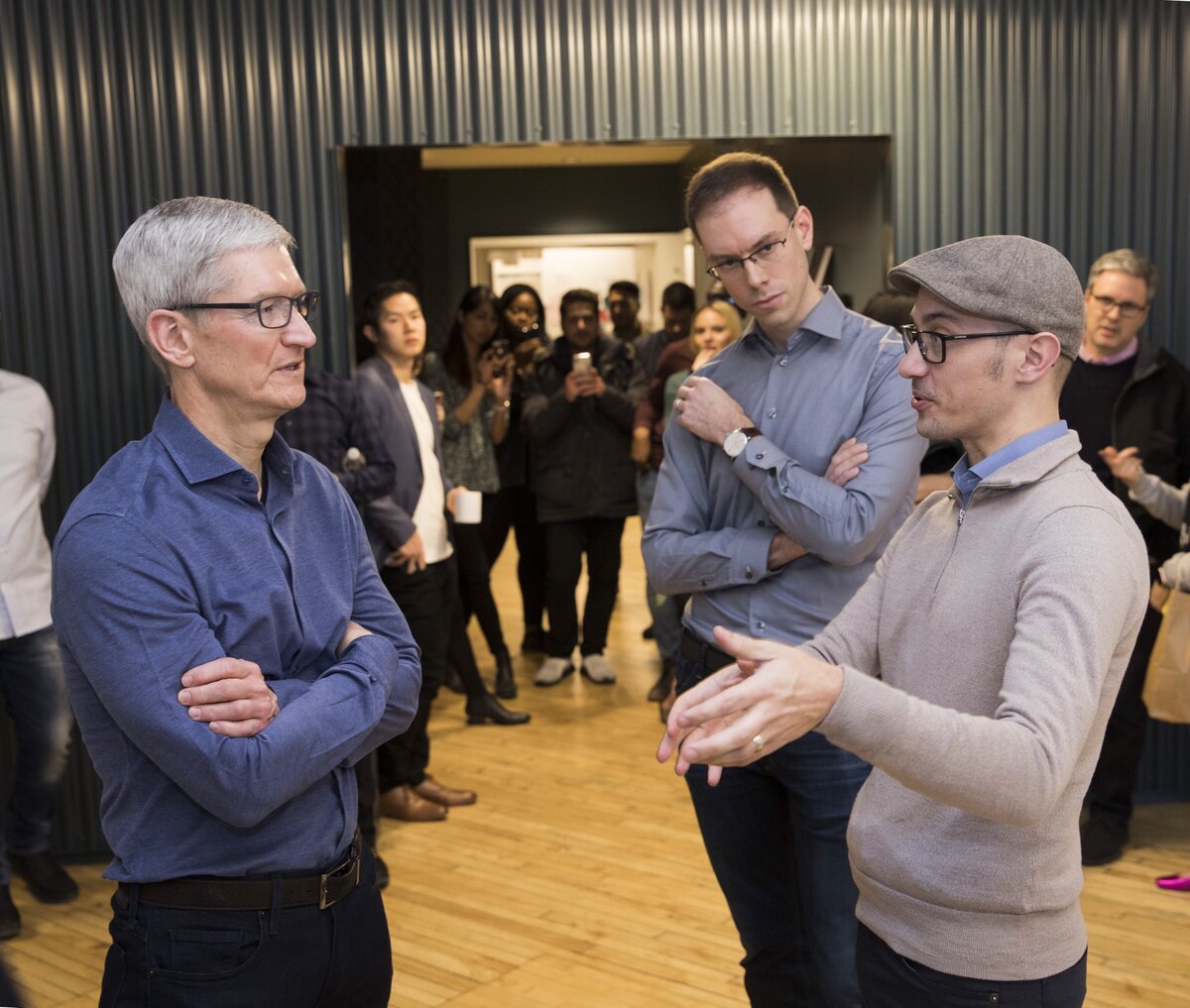 L'image du soir : Tim Cook débarque au Canada (chez Shopify) pour de l'AR et de la VR