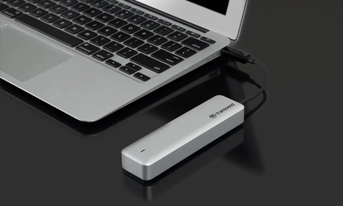 JetDrive 825 : Transcend enferme son JetDrive 820 dans un boitier externe