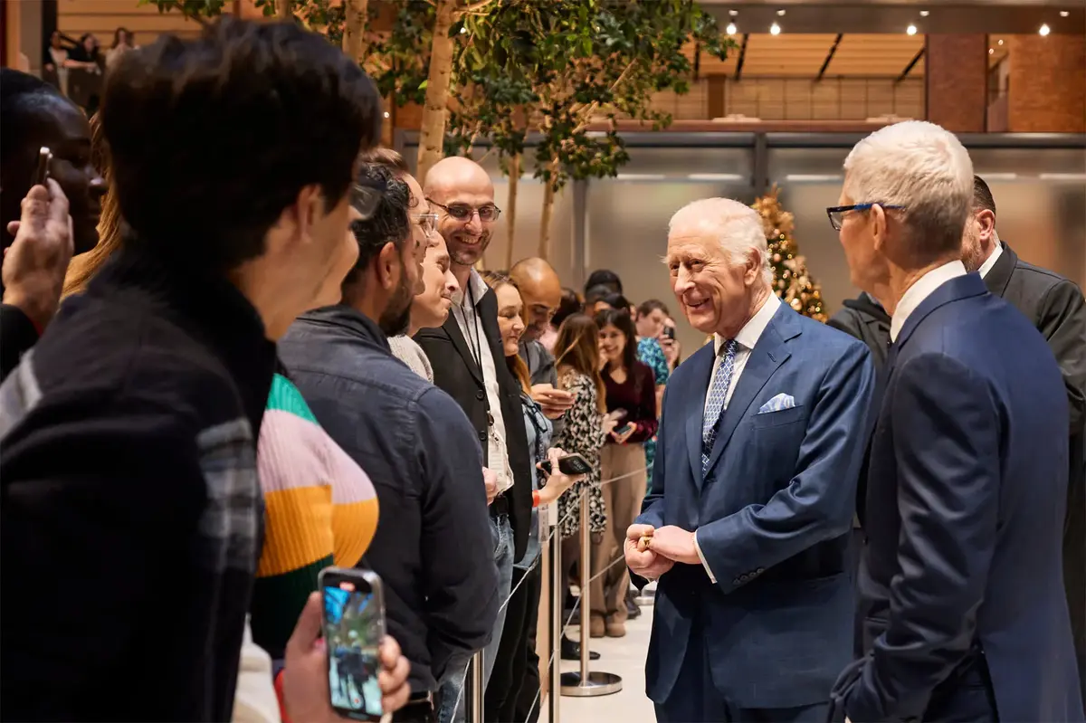 Tim Cook accueille le Roi Charles III au nouvel Apple Store de Battersea