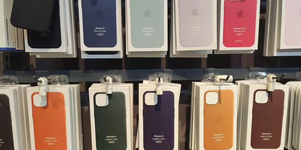 Seraient-ce les coques Apple (cuir et silicone) de l'iPhone 14 ?